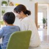 子ども部屋でオンライン英会話をする子に母親が付き添うイメージ（AI生成）