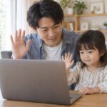 父親と一緒にオンラインの相手へ手を振る子どものイメージ（AI生成）