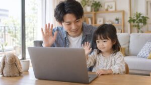 父親と一緒にオンラインの相手へ手を振る子どものイメージ（AI生成）