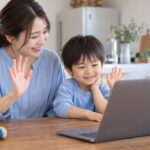短いオンライン英会話を終えて一緒に手を振る親子のイメージ（AI生成）