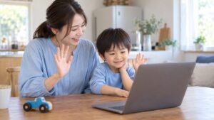 短いオンライン英会話を終えて一緒に手を振る親子のイメージ（AI生成）