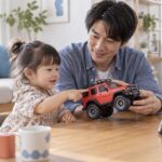 父親と幼児が大きなおもちゃの車を画面に見せるイメージ（AI生成）