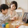 3歳の子どもが家で短く英語の先生と楽しく遊ぶように話している場面