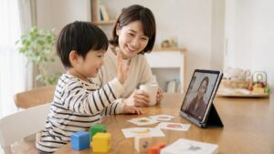 3歳の子どもが家で短く英語の先生と楽しく遊ぶように話している場面