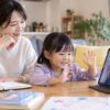親が英語に自信がなくても子どもが家で英語の先生と話している写真