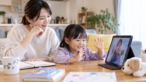 親が英語に自信がなくても子どもが家で英語の先生と話している写真