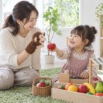 教材を脇に置き、母親と人形のお店屋さんごっこを楽しむ幼児のイメージ