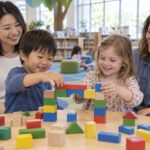 保護者が見守る中、積み木の橋を一緒に作る二人の幼児のイメージ