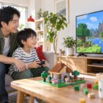 父親がそばで見守り、ブロックの家を作るゲームを楽しむ子どものイメージ