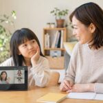 QQキッズに少し飽きた小学生と母親が家庭で英語を遊びに戻す方法を考えている場面