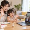 短いオンライン英会話を終えて母親と一緒に手を振る幼児のイメージ（AI生成）